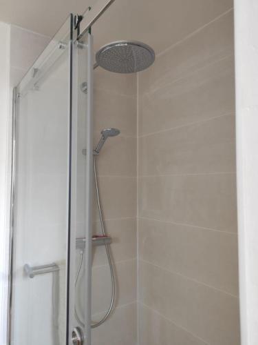 Tourville-sur-SienneChambre d'hôtes的浴室内配有淋浴和头顶淋浴