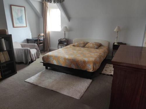 Tourville-sur-SienneChambre d'hôtes的一间卧室配有带枕头的床