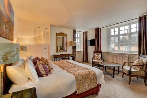 Exford王冠酒店的一间带大床的卧室和一间客厅