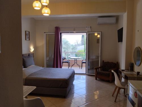 梅松吉New cozy sd No1 in Tzafi Apartments的一间卧室配有一张床,阳台配有桌子