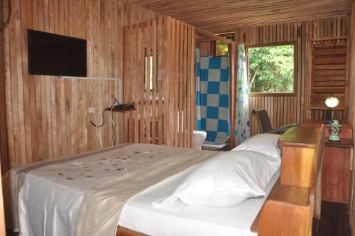 克里比KSW BASE NAUTIQUE Isonalambo的一间卧室配有两张床和电视。