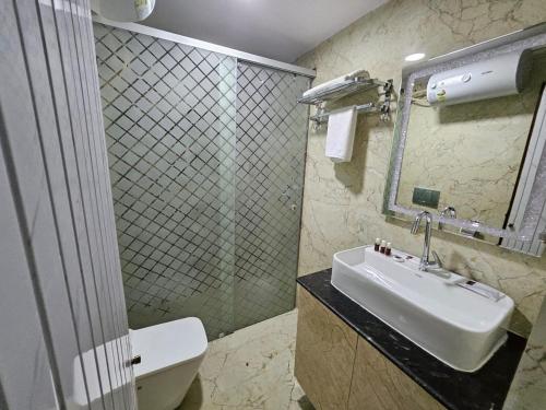 班加罗尔SS LUMINA GUEST HOUSE的一间带水槽、卫生间和镜子的浴室