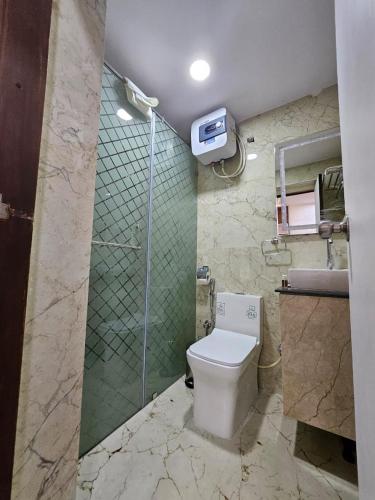 班加罗尔SS LUMINA GUEST HOUSE的浴室配有卫生间、淋浴和盥洗盆。