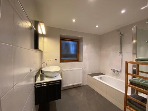 奥茨塔尔Appartement Two的白色的浴室设有水槽和浴缸。