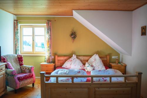 皮恩山口附近施皮塔尔Singerskogel的一间卧室配有带枕头的床