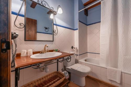 阿尔巴拉辛酒店 - 普拉多那瓦佐餐厅的浴室配有盥洗盆、卫生间和浴缸。