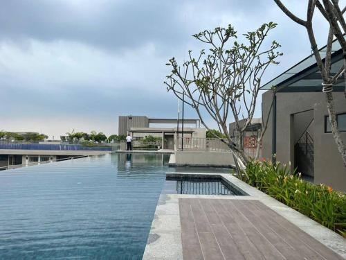 汝来Cozy Homely Studio @ Youth City Residence Nilai的一座水景建筑旁边的游泳池