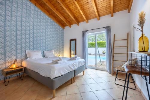 阿尔热祖尔AnchorHouse Portugal的一间卧室设有一张床和一个大窗户