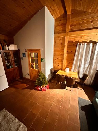 卡尼略Exclusiva Cabaña en Vall D'Incles - Pistas de Ski & Vistas al Valle - Parking Incluido的客厅配有桌子和圣诞树