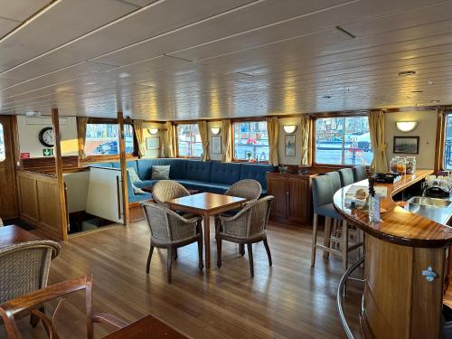 阿姆斯特丹Hotelboat Angeline的船上的用餐区,配有桌椅