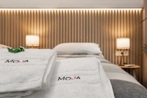 考纳斯Moja Accommodation的酒店客房的床上配有2条毛巾