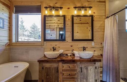 加特林堡Hawk’s View Log Cabin -Mountains in Gatlinburg.的木制浴室设有两个水槽、一个浴缸和一个浴缸