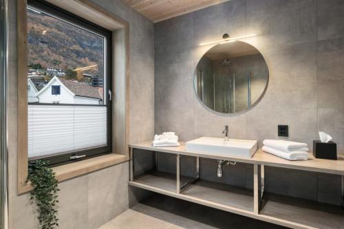 艾于兰Wangen Apartments AS的一间带水槽和镜子的浴室以及窗户。