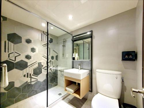 基隆享住新大華館的浴室配有卫生间、盥洗盆和淋浴。