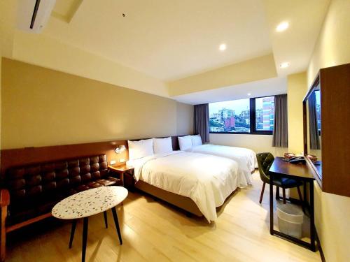 基隆享住新大華館的酒店客房,配有床和沙发