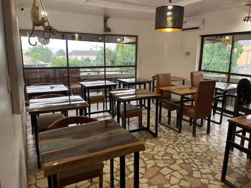 伊巴丹Bonsai Boutique Homes的一间设有木桌和椅子的餐厅