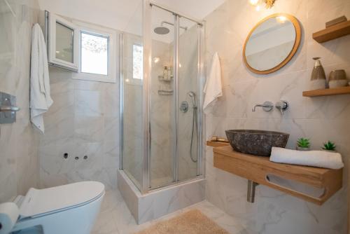 纳克索乔拉Nèsoi Villas Naxos的带淋浴和盥洗盆的浴室