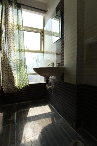 SecunderābādON GREEN RESIDENCY的一间带水槽和窗户的浴室