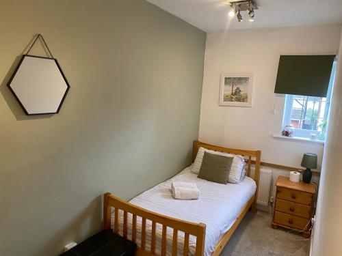 南安普敦Spacious single and double bedroom in Southampton with free parking的一间小卧室,配有一张床和镜子