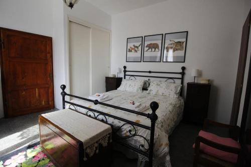 卡斯蒂戈隆·多尔希亚Casa Isma的一间卧室配有一张床和一扇木门