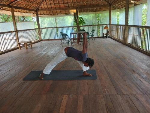 帕罗林Ruban Yoga Palolem的瑜伽垫上摆着瑜伽姿势的人
