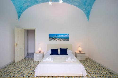 波西塔诺AMORE RENTALS - Casa Barbera A的一间卧室配有白色床和蓝色枕头