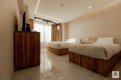 开罗Khattab Pyramids View Hotel的酒店客房设有两张床和电视。