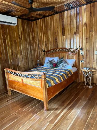 Tropical Magnolia的一间卧室,卧室内配有一张木床