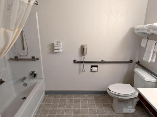 GettysburgGettysburg Inn and Suites的一间带卫生间的浴室和墙上的一部电话