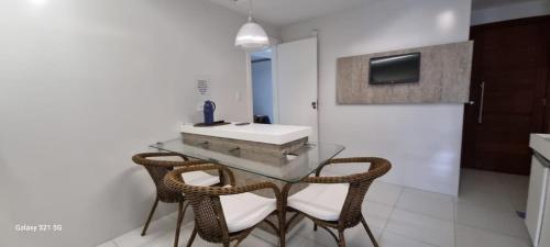 卡波布里奥Apartamento 3 quartos Cabo Frio Praia do Forte的浴室设有玻璃桌、两把椅子和水槽