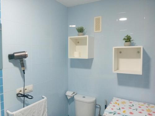 甘迪亚Apartamento Luna的一间带卫生间和蓝色墙壁的浴室