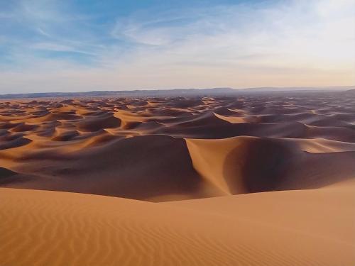 MhamidTaragalte Nomad Camp的沙漠沙丘的沙漠景观