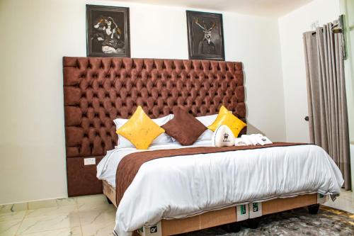MasvingoLuxury 3 Bedroom Self Catering Apartment- Masvingo的一间卧室配有一张大床和大床头板