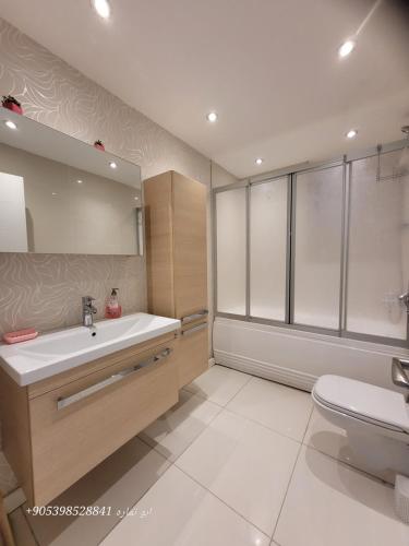 伯萨Apartment Resort Bursa的一间带水槽和卫生间的浴室
