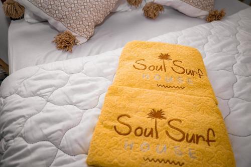 阿加迪尔Soul Surf House的床上有黄色的毯子