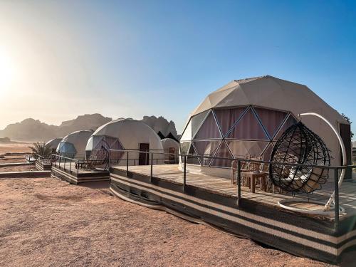 瓦迪拉姆Hasan Zawaideh Camp的沙漠中一排圆顶帐篷