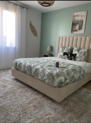 杰尔吉斯Villa Sara的一间卧室,卧室内配有一张大床