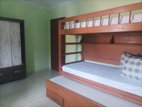 大伊瓜巴Estrela de Iguaba的一间卧室设有两张双层床和一扇门