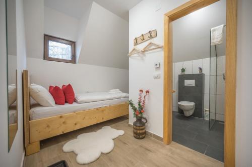 TrÅ¡iÄ‡Konak Lecic的一间带一张床、淋浴和卫生间的浴室