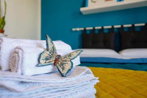 巴勒莫Biddizzi的一堆毛巾上装饰着蝴蝶