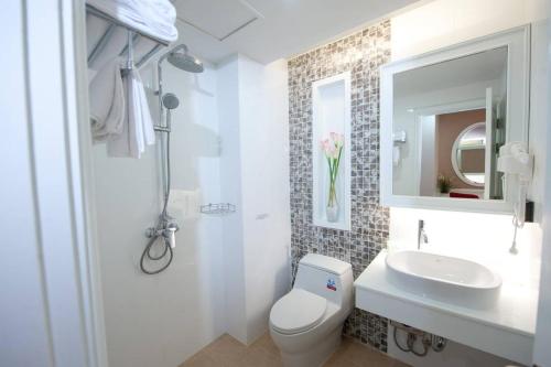 DusitSabai Dee Minitel的白色的浴室设有卫生间和水槽。