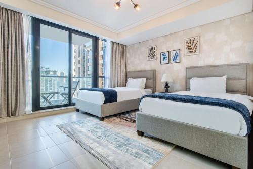 迪拜3 Bedroom Luxurious Lake View Apartment的景观客房 - 带两张床