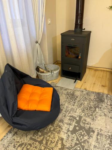 梅斯蒂亚Apartment Gabliani的配有炉灶的客房内的橙色枕头