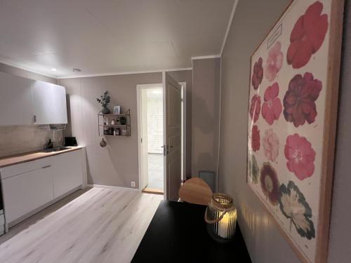 波多Brand new and private studio apartment!的墙上装有红色鲜花的厨房