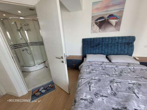 伯萨Bursa Mount View的一间卧室配有蓝色的床和淋浴