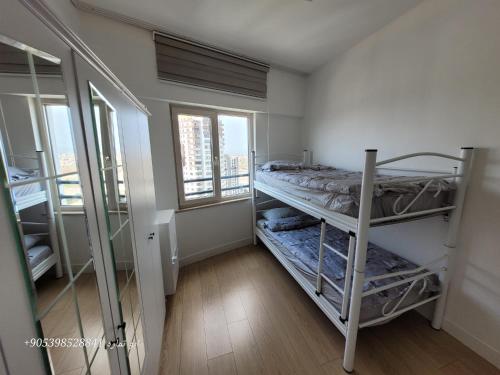 伯萨Bursa Mount View的小房间设有双层床和窗户