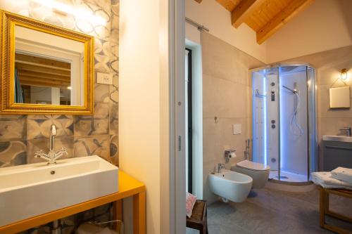 蓬圣马丁d'ARTEmisia Chambres d'hôtes的一间带水槽、卫生间和镜子的浴室