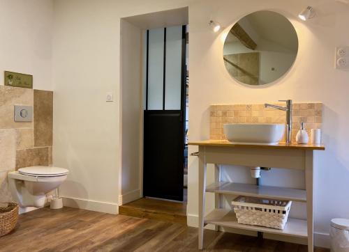 丰特夫罗拉拜Studio la Grange的一间带水槽和镜子的浴室