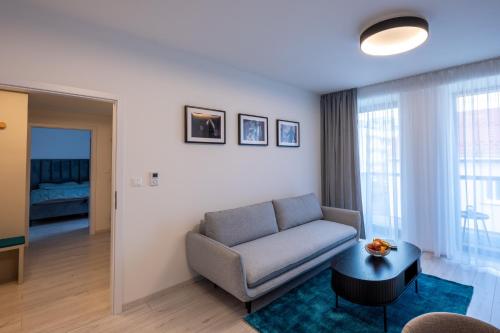 班斯卡-比斯特里察Apartment EDIAS ONE的客厅配有沙发和桌子