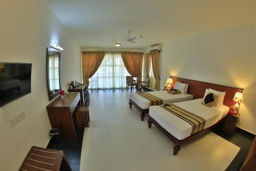 帕西库达Passi Villa的酒店客房设有两张床和电视。
